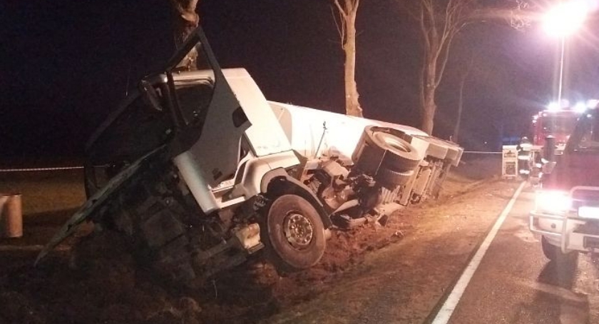 Cysterna zderzyła się z Renault pod Ciechanowem. Doszło do wycieku paliwa (zdjęcia)