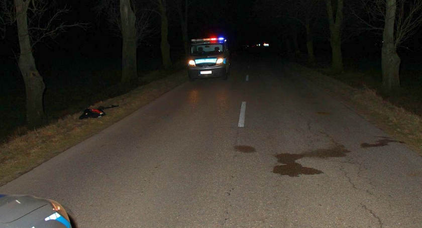 Ranny mężczyzna leżał na poboczu drogi. Policja szuka świadków zdarzenia