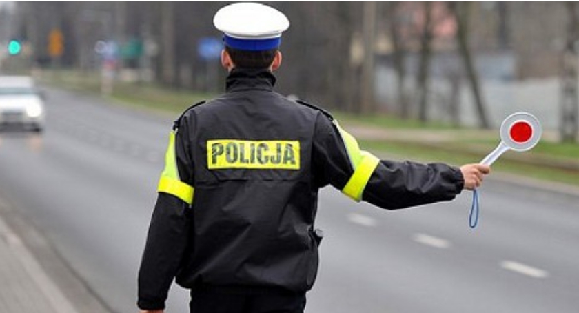 Pirat drogowy stracił prawo jazdy pod Ciechanowem. Odmówił przyjęcia mandatu