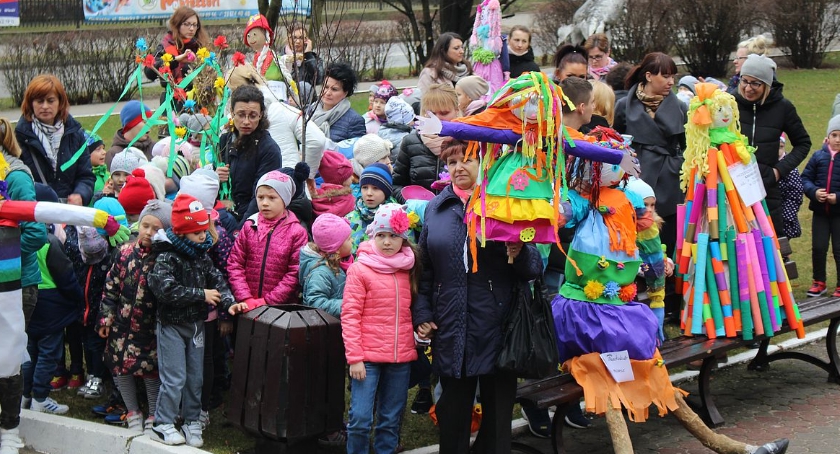 Pierwszy dzień wiosny w Ciechanowie z Marzannami. Wybierali najładniejszą (zdjęcia)