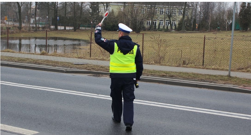 20-latek stracił prawo jazdy. Przekroczył prędkość i wyprzedzał na podwójnej ciągłej