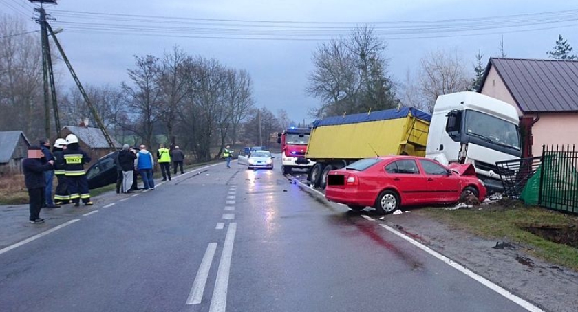 Tir uderzył w dwie osobówki. Auta zatrzymały się na ogrodzeniu posesji (zdjęcia)