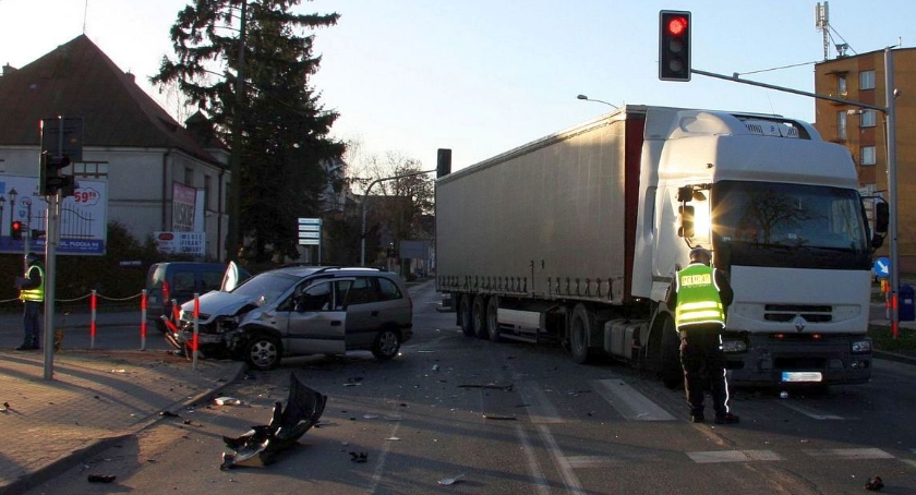 Zderzenie Tira z osobówką u sąsiadów. Dwie osoby ranne (zdjęcia)