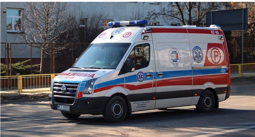 Karetka z chorym utknęła w błocie