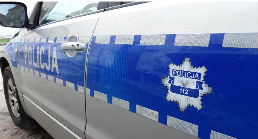 Seat uderzył w drzewo pod Glinojeckiem. Dwóch młodych mężczyzn trafiło do szpitala