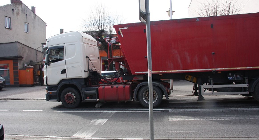 U sąsiadów: Kobieta wtargnęła pod koła ciężarówki