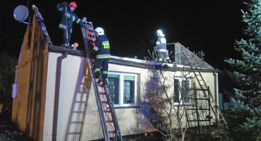 Pożar domu jednorodzinnego pod Glinojeckiem. Straty oszacowano na ok. 150 tys. zł (zdjęcia)