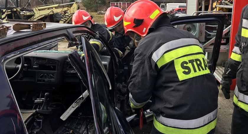Wybicie szyb, odcięcie dachu, ewakuacja rannego (zdjęcia)