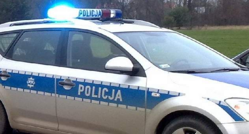 Osobówka uderzyła w motocyklistę przy centrum handlowym we Władysławowie