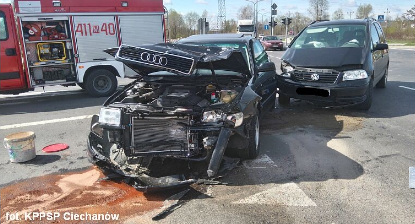 Zderzenie Volkswagena z Audi na pętli miejskiej (zdjęcia)