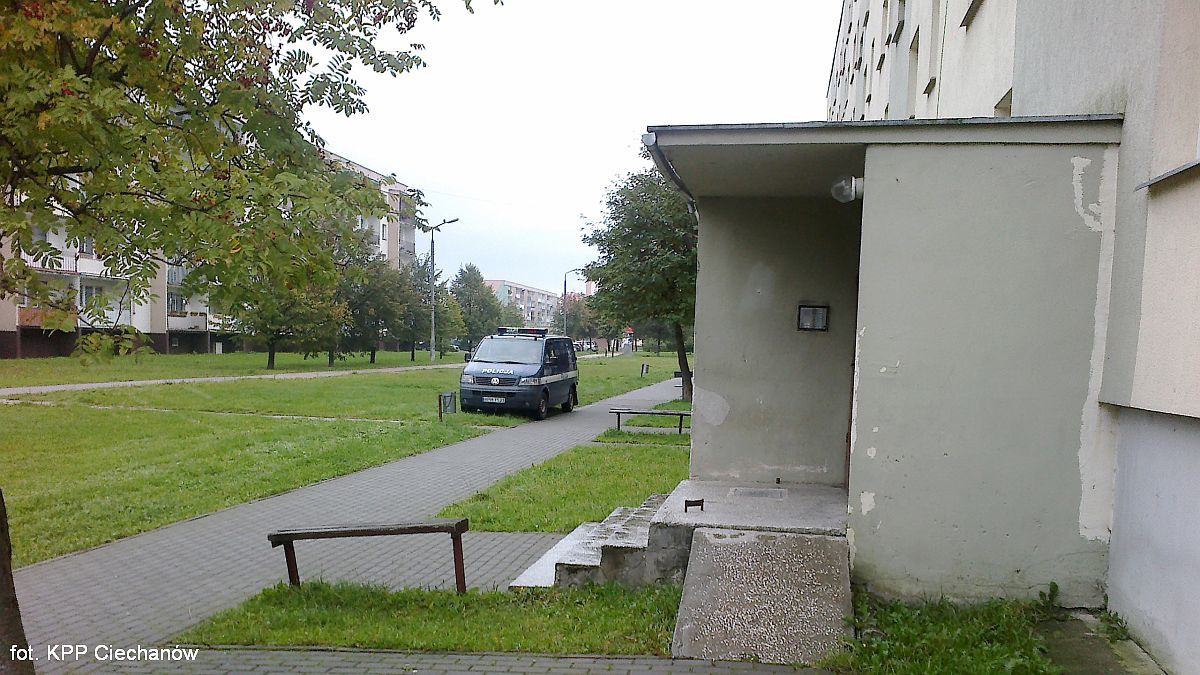 Dziewczynka, która wypadła z balkonu, jest w stanie średnio ciężkim. Trafi do szpitala w Warszawie