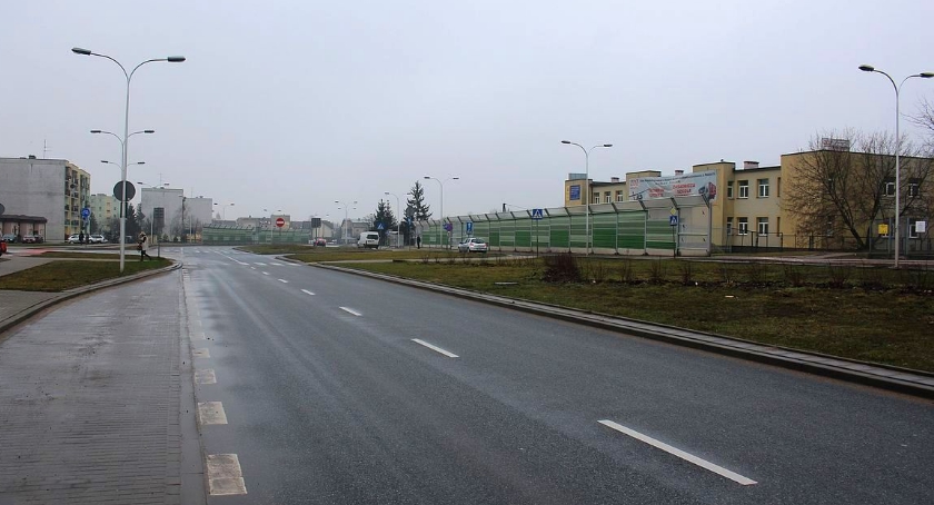 Uderzyła Oplem w latarnię na ul. Armii Krajowej