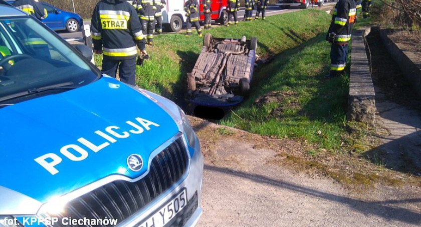 Honda wpadła do rowu i dachowała. Podróżowały nią cztery osoby (zdjęcia)