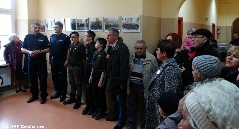 Członkowie Stowarzyszenia Rodzina Katyńska z wizytą w KPP Ciechanów