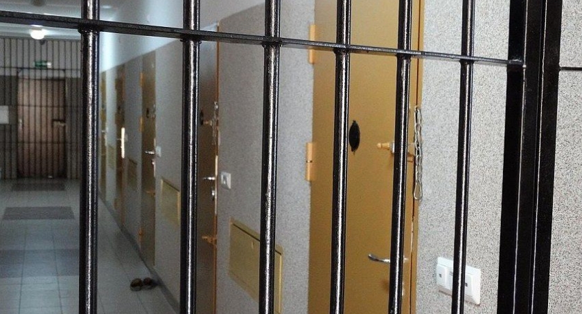 Pili alkohol na pl. Jana Pawła II. 26-latek miał przy sobie narkotyki