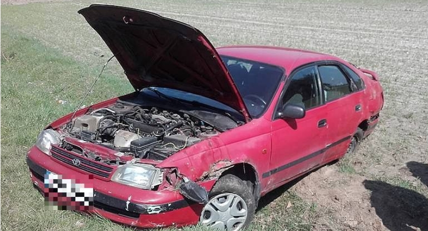 Toyota wpadła do rowu. Autem podróżowała kobieta z dwójką dzieci (zdjęcia)
