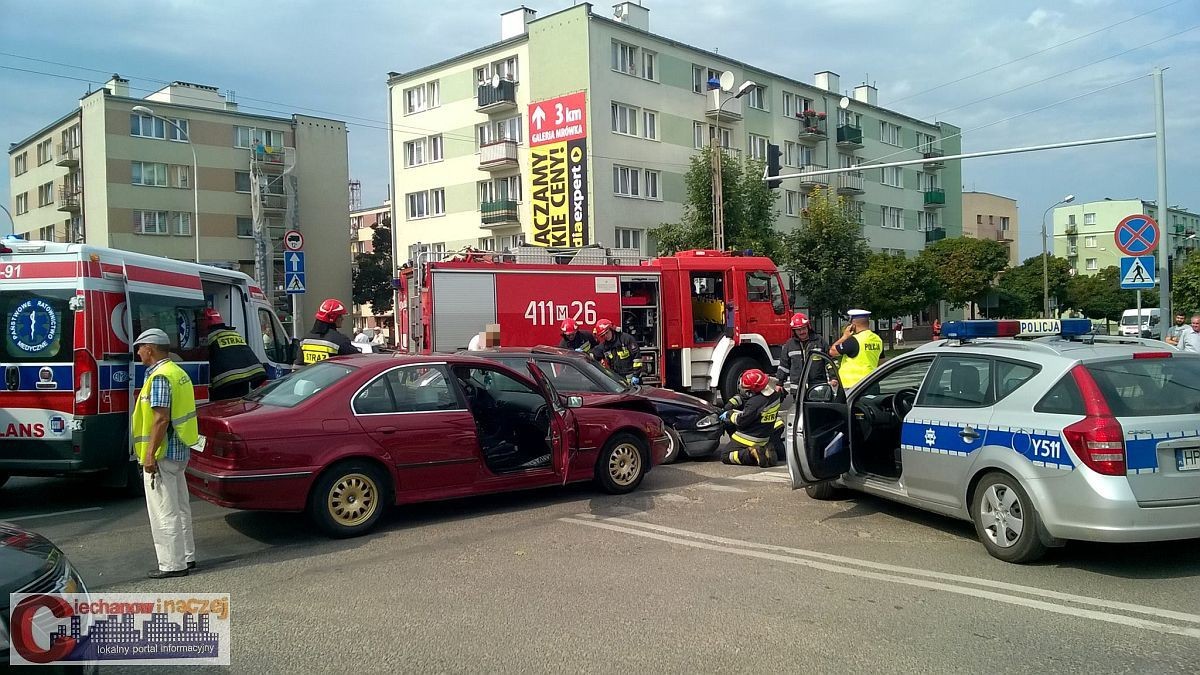 Zderzenie aut w centrum Ciechanowa. Dwie osoby trafiły do szpitala
