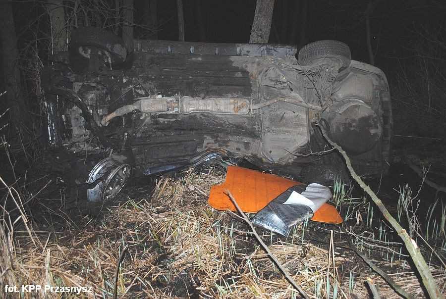 Opel uderzył w drzewa. Zginęło dwóch mężczyzn
