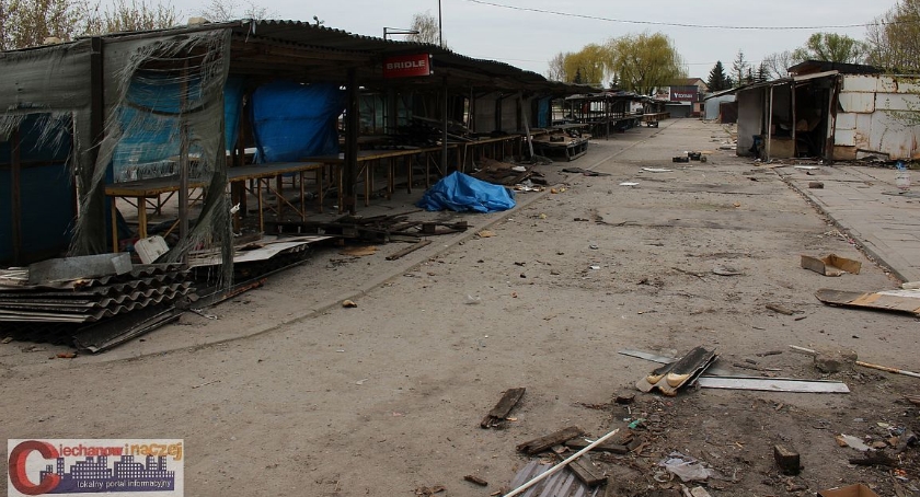 Bazar przy ul. Sienkiewicza świeci pustkami. Kupcy przenoszą się na targowisko