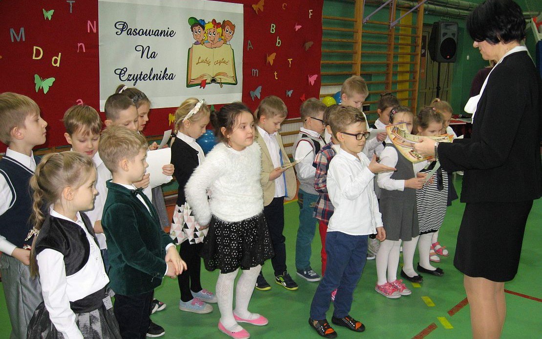 W SP 4 w Ciechanowie odbyło się pasowanie na czytelnika (zdjęcia)