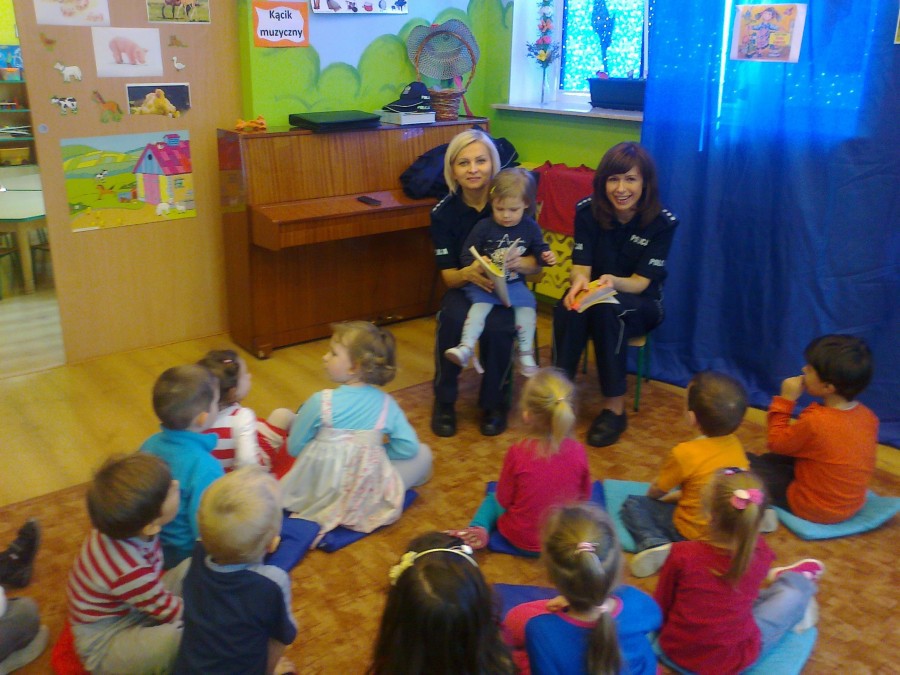 Policjantki czytają dzieciom
