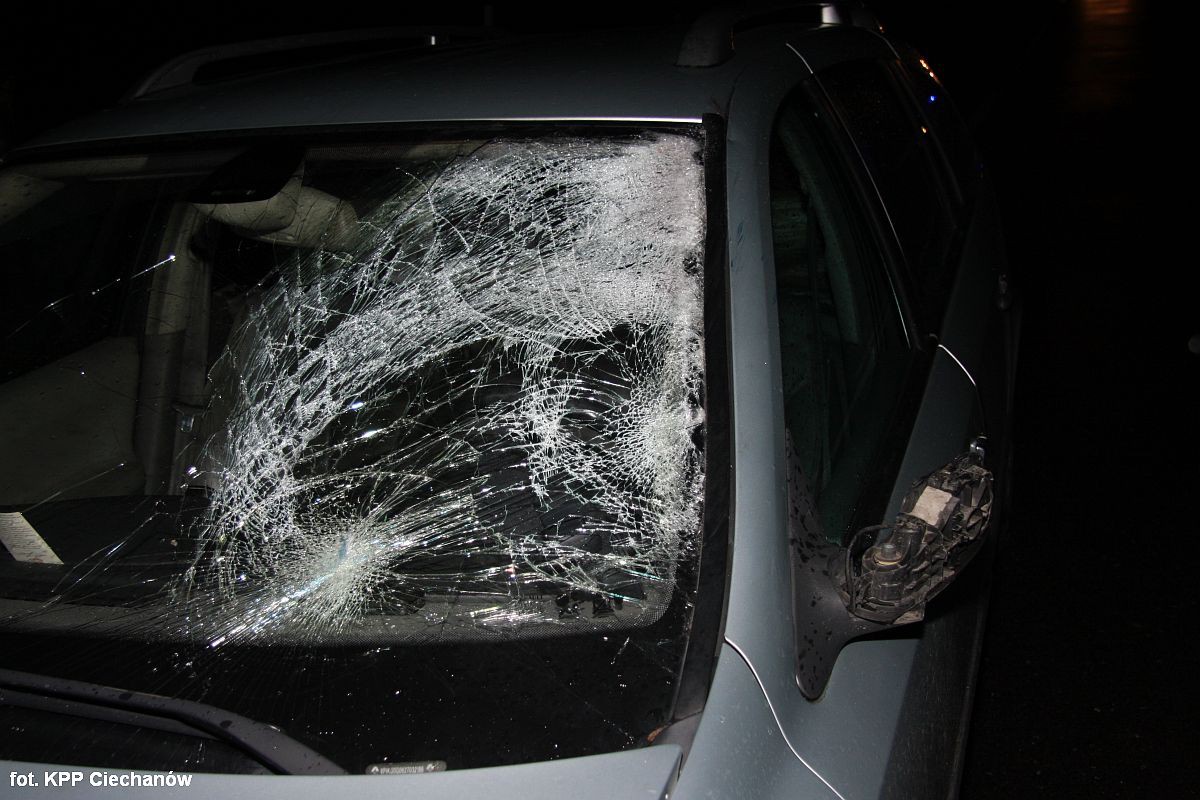 Kolejna tragedia na drodze pod Ciechanowem. Kierowca Renault śmiertelnie potrącił pieszą