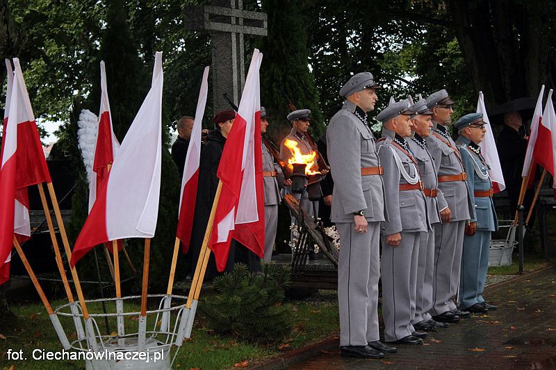 Ciechanowianie uczcili pamięć poległych i pomordowanych na Wschodzie (zdjęcia)