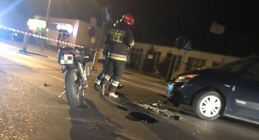 Wasze Info: Zderzenie osobówki z motocyklem na ul. 17 Stycznia (zdjęcia)