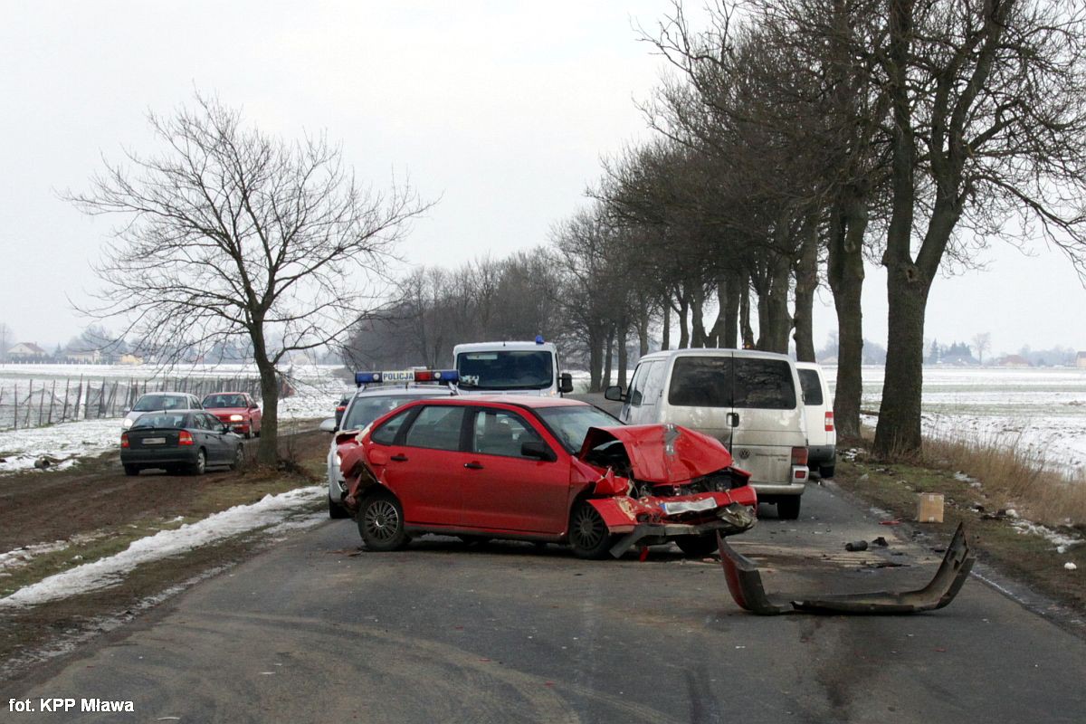 Zderzenie trzech samochodów. Dwie osoby zostały ranne
