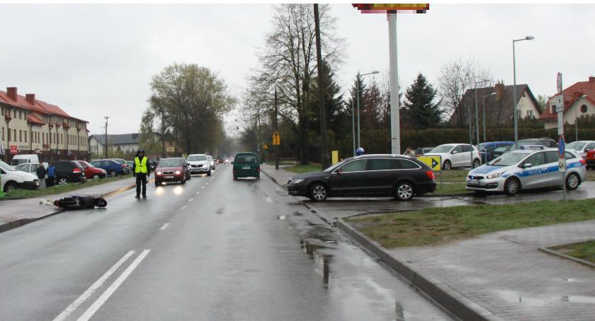Skoda uderzyła w motorower przy supermarkecie