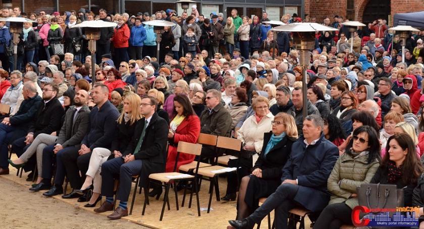 Koncert z okazji Dnia Flagi przyciągnął tłumy ciechanowian (fotorelacja)