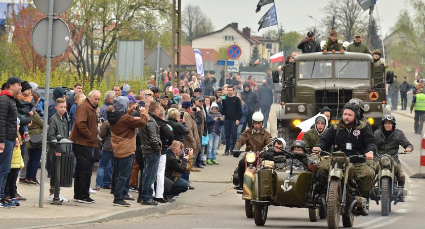 Piknik Militarny i zlot CarsLovers zagościły na zamkowych błoniach (zdjęcia)