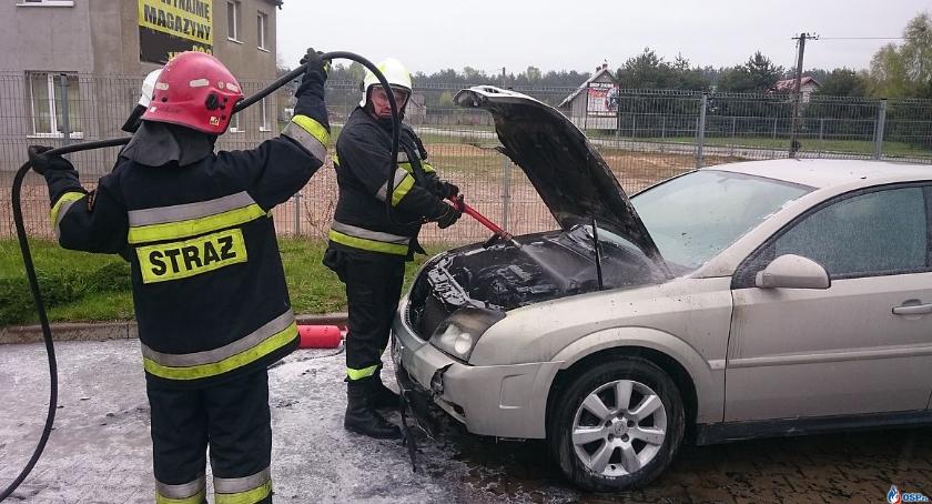 Opel zapalił się na stacji paliw (zdjęcia)