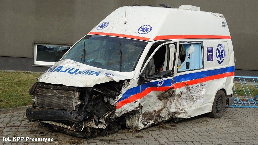 Tragiczny finał zderzenia Fiata z karetką pogotowia. Zginęła mieszkanka Ciechanowa (zdjęcia)