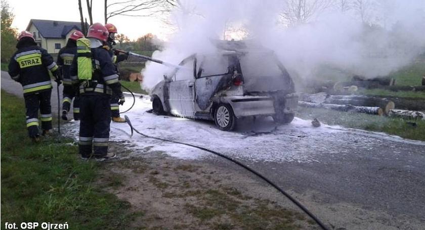 Pod Ciechanowem samochód zapalił się podczas jazdy (zdjęcia)
