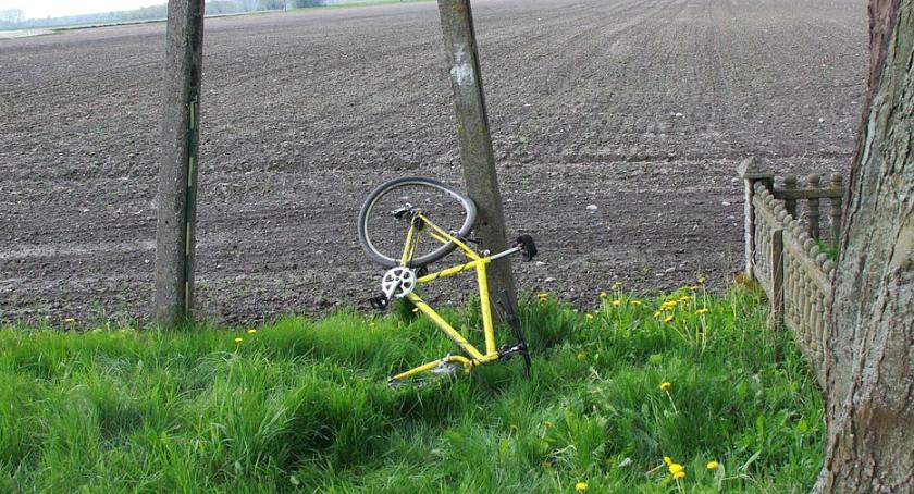 Kierowca Volkswagena potrącił rowerzystę i uciekł z miejsca zdarzenia