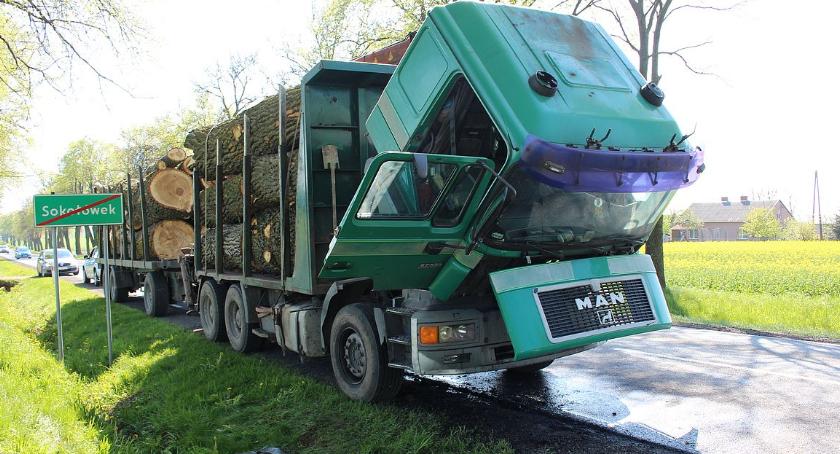 Pożar samochodu i zderzenie osobówek pod Ciechanowem (zdjęcia)