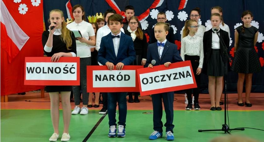 Uczniowie SP 4 upamiętnili rocznicę uchwalenia konstytucji (zdjęcia)