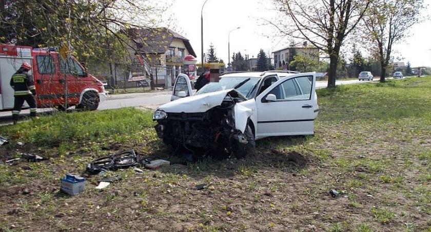 Na ul. Sońskiej Volkswagen uderzył w drzewo (zdjęcia)