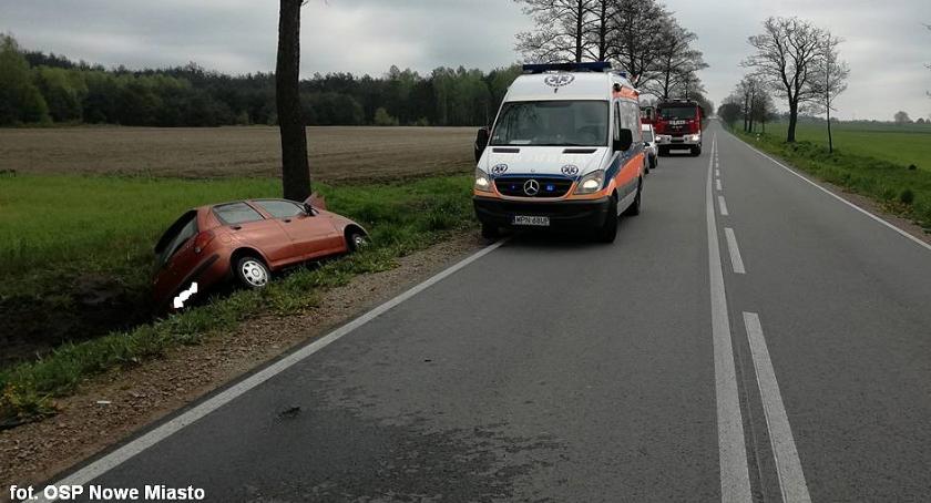 Matiz wjechał do rowu i uderzył w drzewo (zdjęcia)
