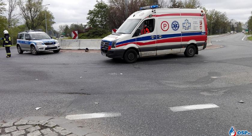 Zderzenie motoroweru z ciężarówką na rondzie (zdjęcia)