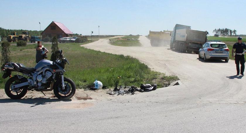 U sąsiadów: motocyklista uderzył w ciężarówkę