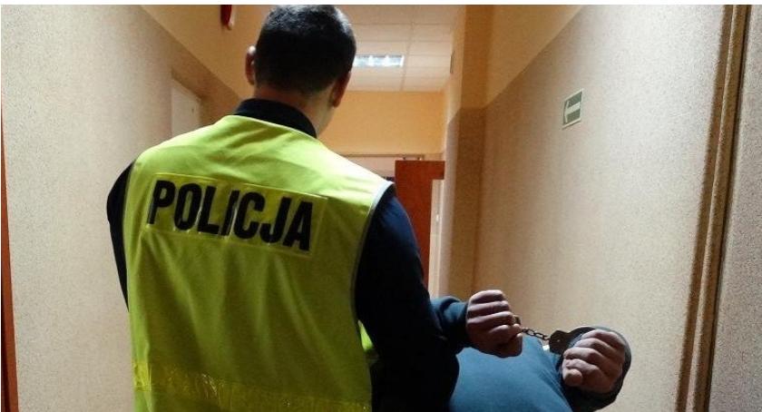 23-latek ukradł z domu 10 tys. zł. Miał przy sobie narkotyki