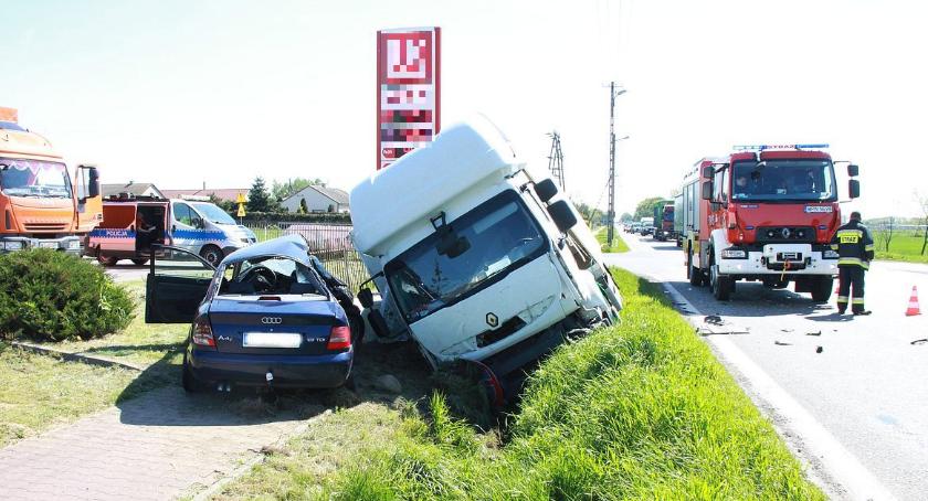 U sąsiadów: Zderzenie Audi z ciężarówką. Auta uderzyły w ogrodzenie stacji paliw