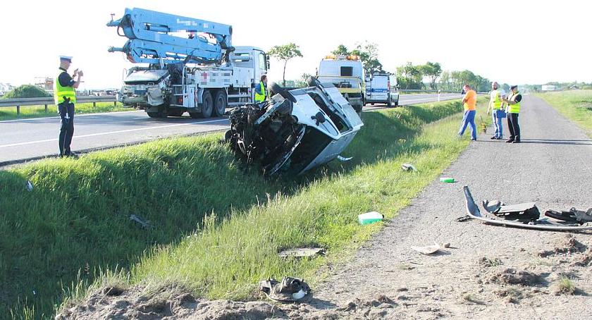 5 osób rannych po dachowaniu Renault na drodze krajowej. Kierowca uciekł z miejsca zdarzenia