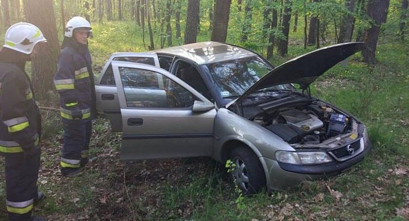 Opel uderzył w drzewo pod Ciechanowem. Trzy młode osoby trafiły do szpitala (zdjęcia)