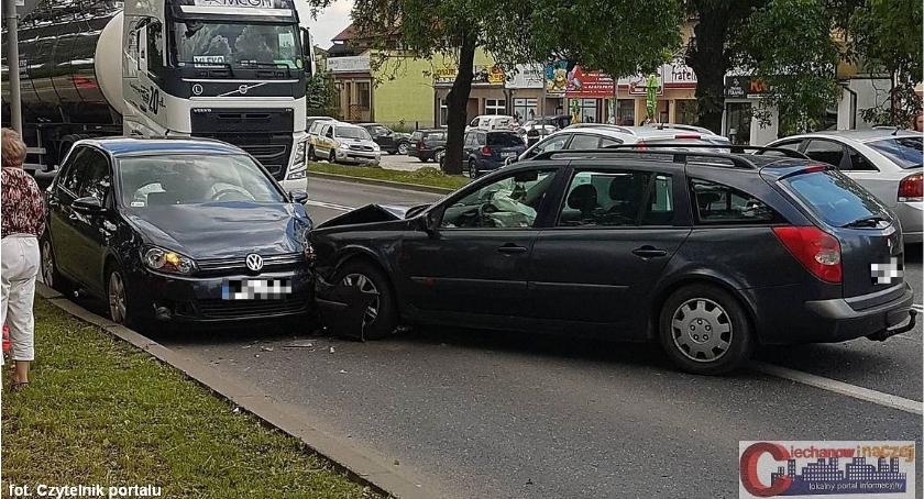Zderzenie trzech samochodów na ul. Pułtuskiej (zdjęcia)