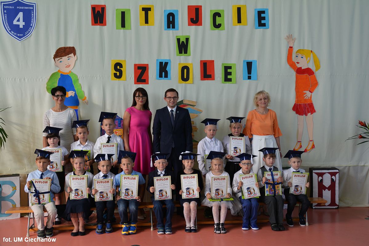 W ciechanowskich szkołach zainaugurowano rok szkolny. Co nowego czeka na uczniów?