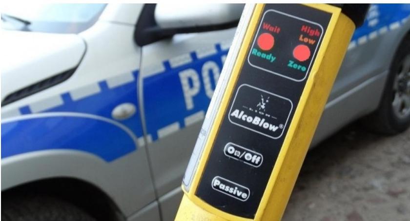 Kompletnie pijany jechał Fordem. Wpadł niedaleko Ciechanowa