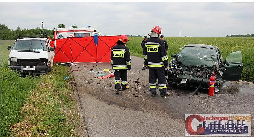 Poważny wypadek pod Ciechanowem. Dwie osoby ranne (zdjęcia)